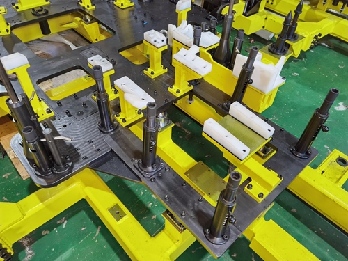 底盘自动拧紧站